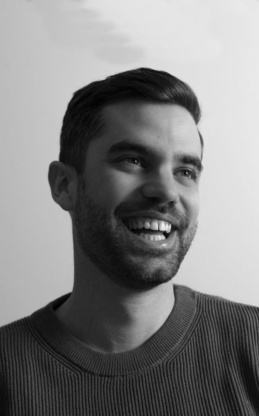 Photo de portrait Anthony Cardona, CEO d'ANCA agency - partenaire de l'agence audiovisuelle institutionnelle POINT ROUGE