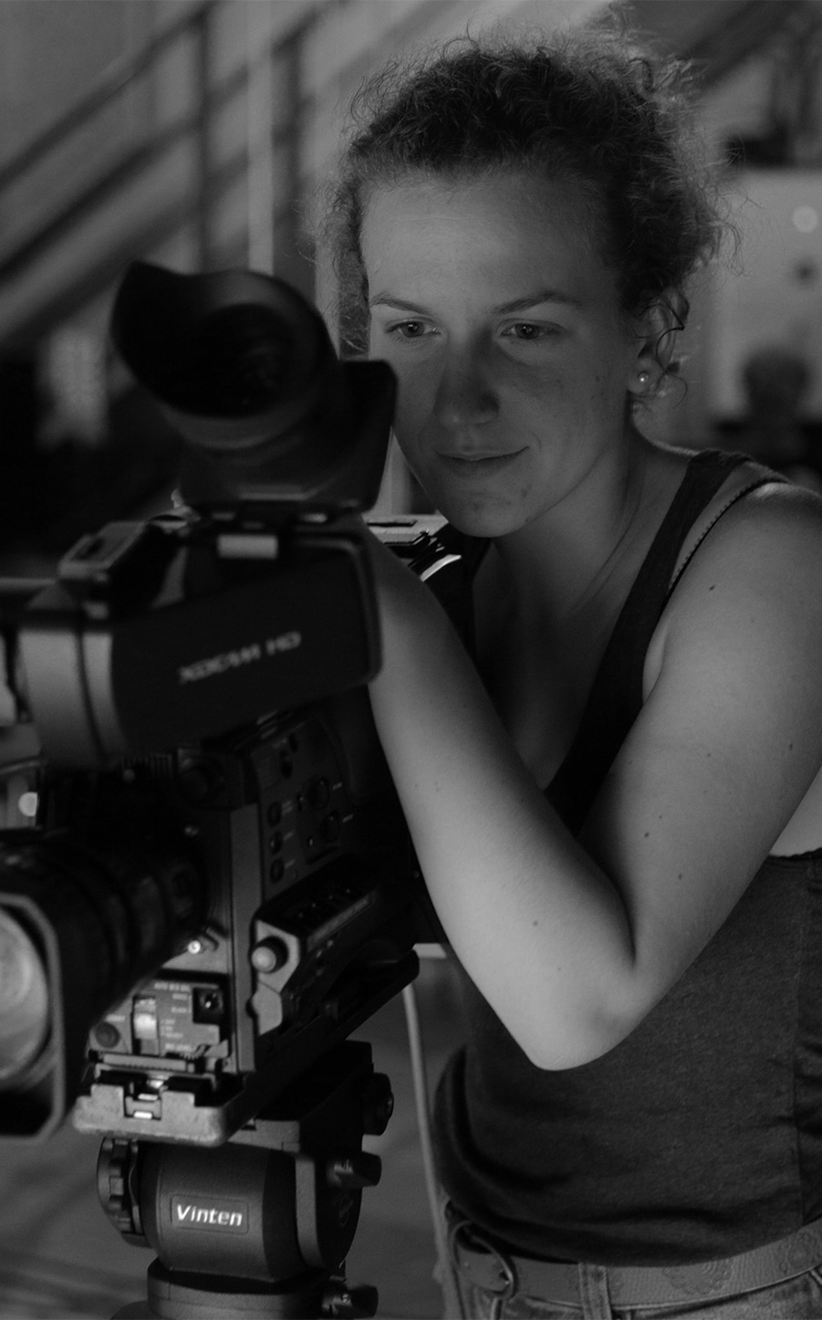 Photo de portrait Juliette monteuse et motion designer freelance - - partenaire de l'agence audiovisuelle institutionnelle POINT ROUGE