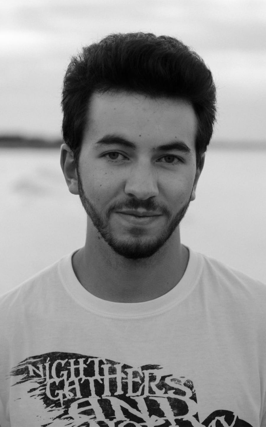 Photo de portrait Quentin chef de projet audiovisuel Ecouter Voir - - partenaire de l'agence audiovisuelle institutionnelle POINT ROUGE